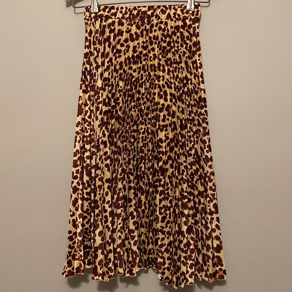 ADORABLE animal print pleated skirt!